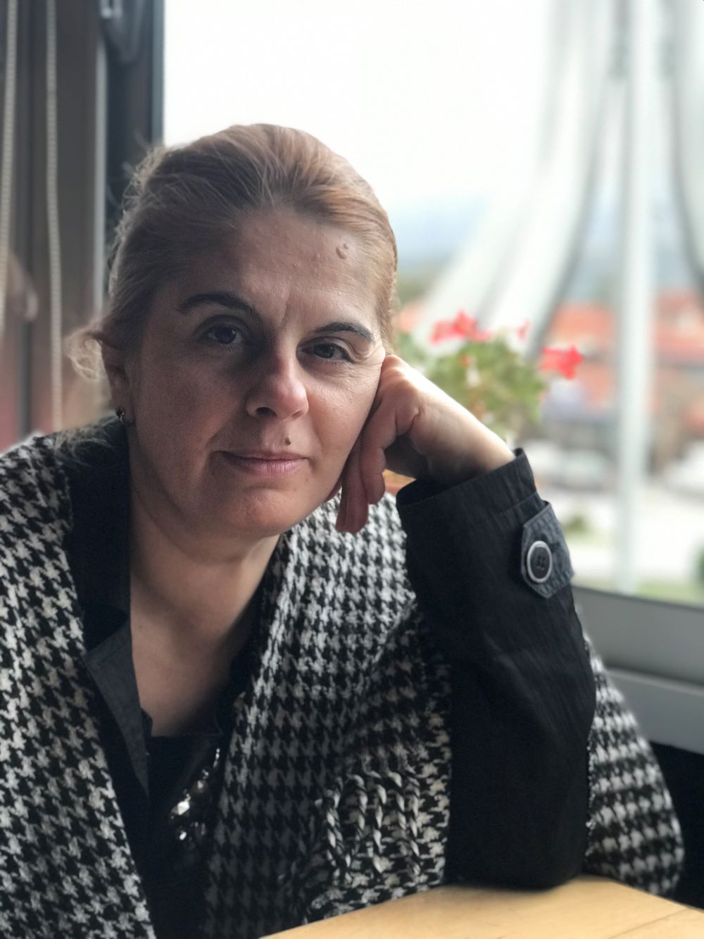 “Суров е денешниот свет”, Анита Тинтоска