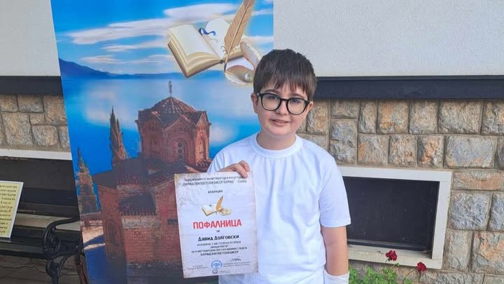 ПРИЛЕПСКИОТ УЧЕНИК ДАВИД ДОЛГОСКИ ОСВОИ ВТОРО МЕСТО НА МЕЃУНАРОДНАТА ПОЕТСКА МАНИФЕСТАЦИЈА „ОХРИДСКИ ПОЕТСКИ БИСЕР 2026“