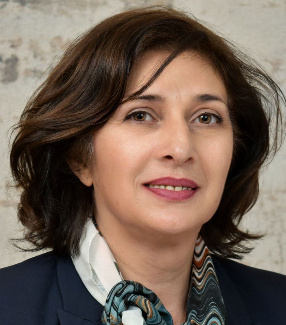 Тивко понира срцево, Вера Искова