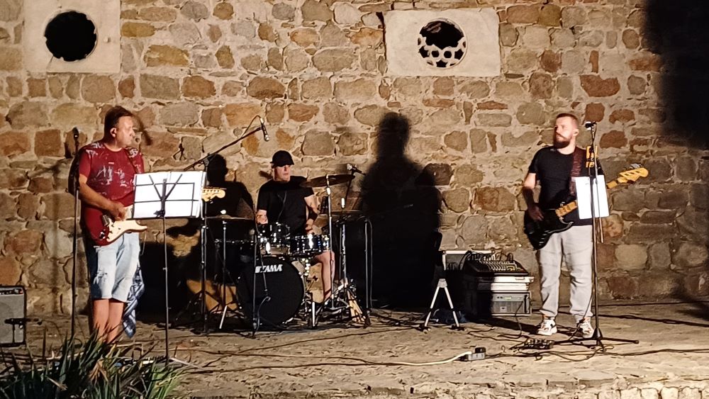 STRANGE COUSINS СО РОК-СВИРКА И ПОСВЕТА НА ЏИМИ ХЕНДРИКС ЈА ОСВОИЈА ПРИЛЕПСКАТА ПУБЛИКА
